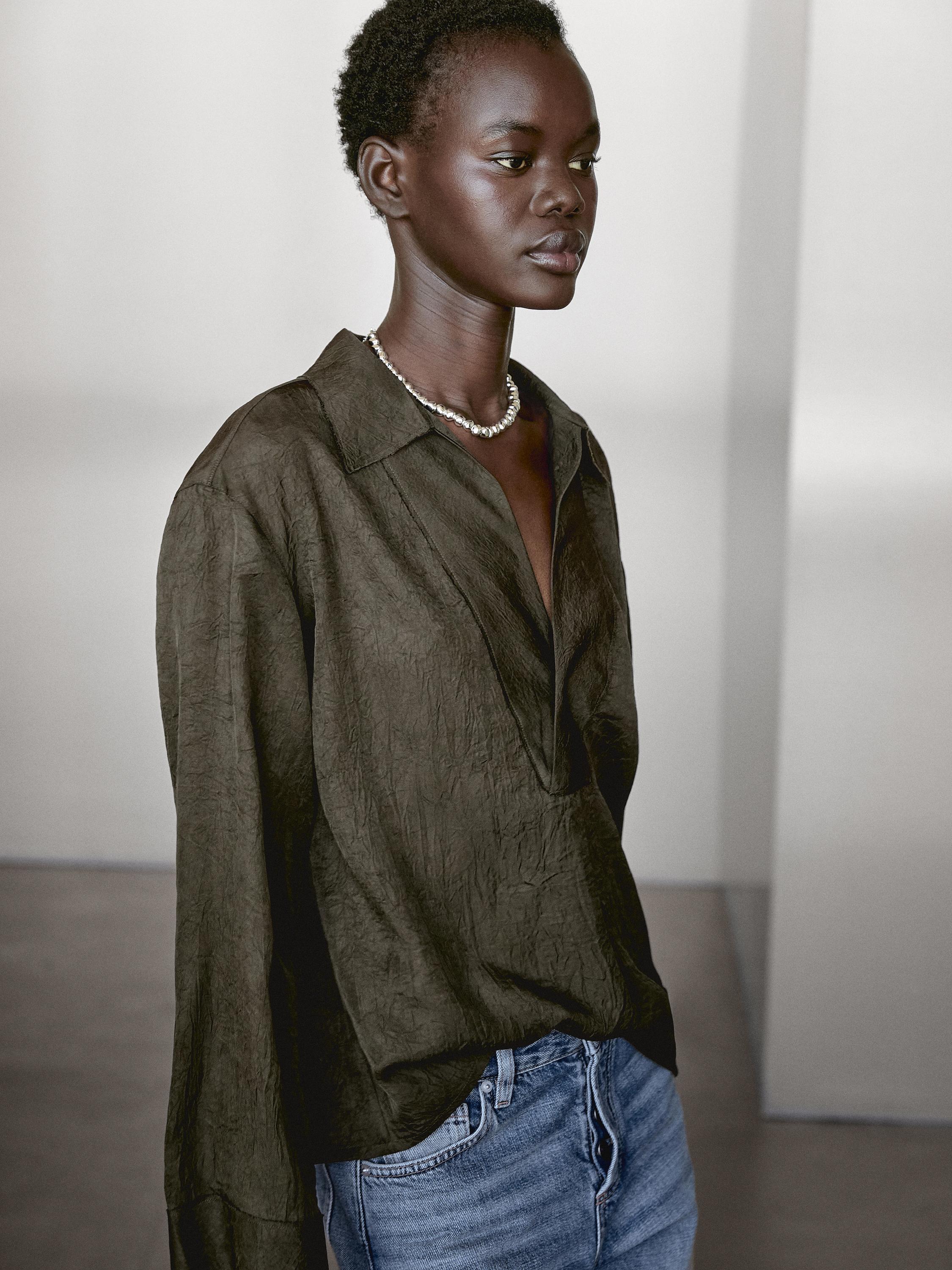 Flowing blouse with polo collar